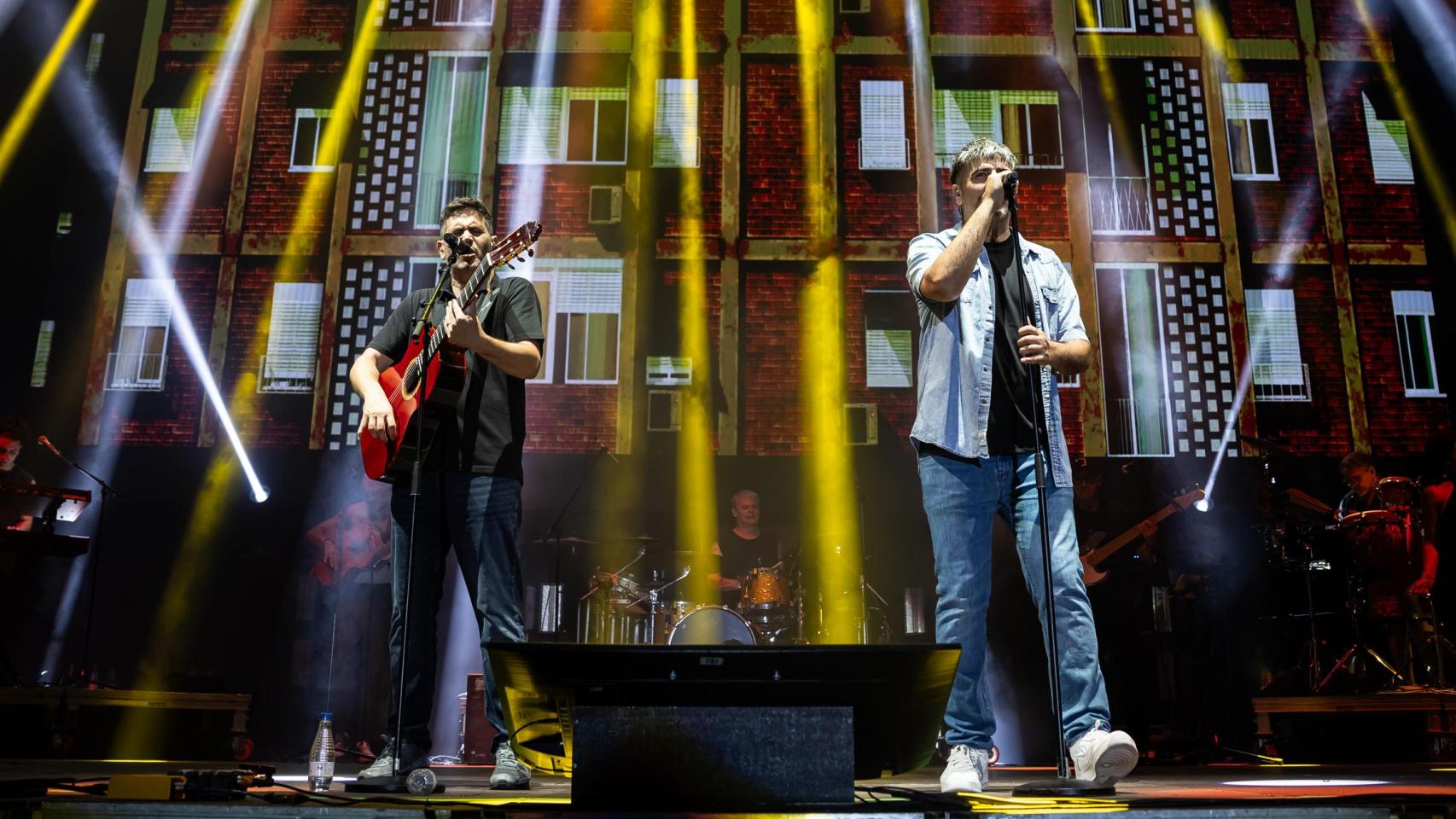 Estopa en un momento de su actuación, anoche, en el festival Río Babel. Foto: Aldarazn