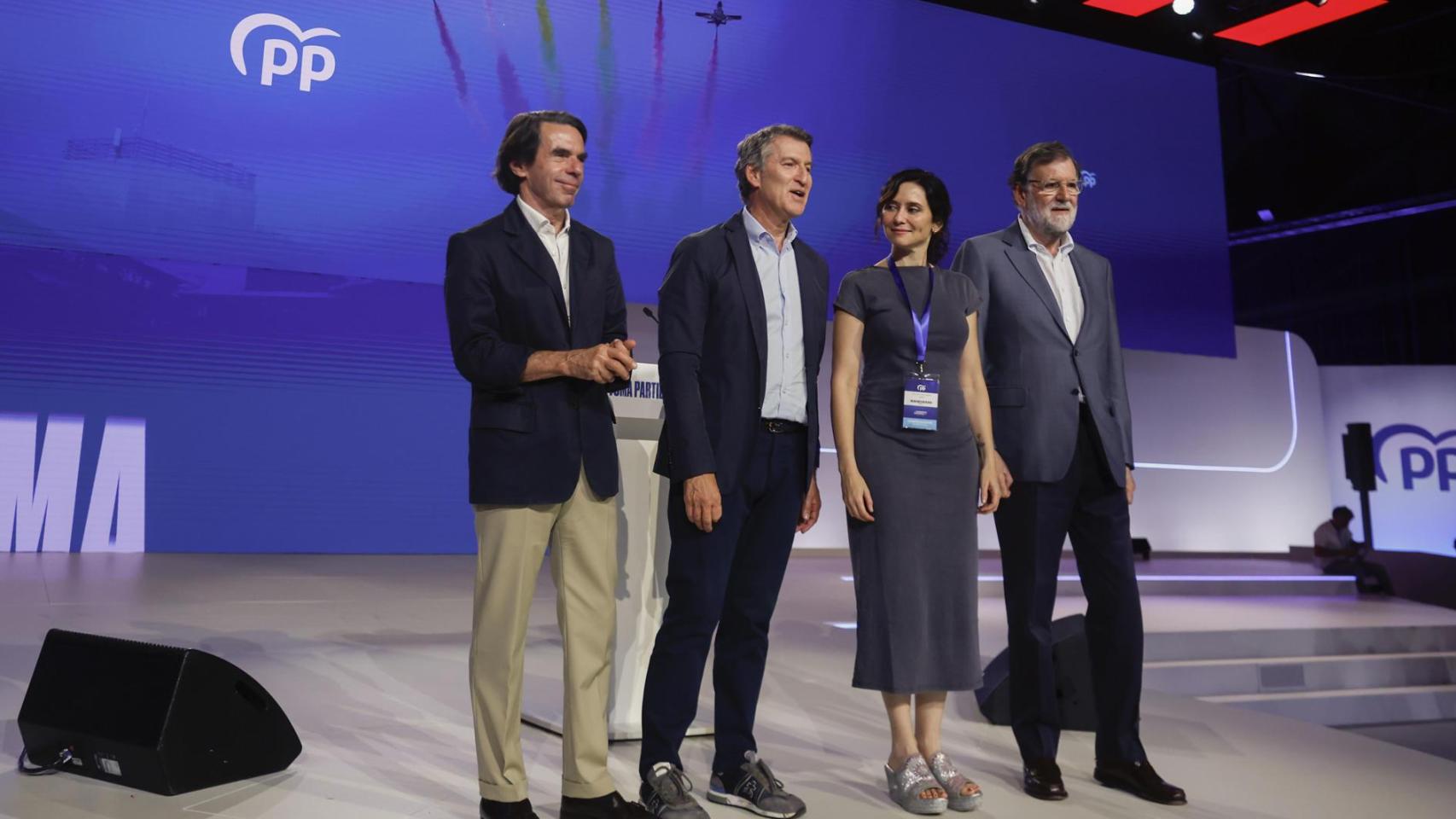 José María Aznar, Albertoi Núñez Feijóo, Isabel Díaz Ayuso y Mariano Rajoy, este domingo en la clausura del Congreso Nacional del PP.