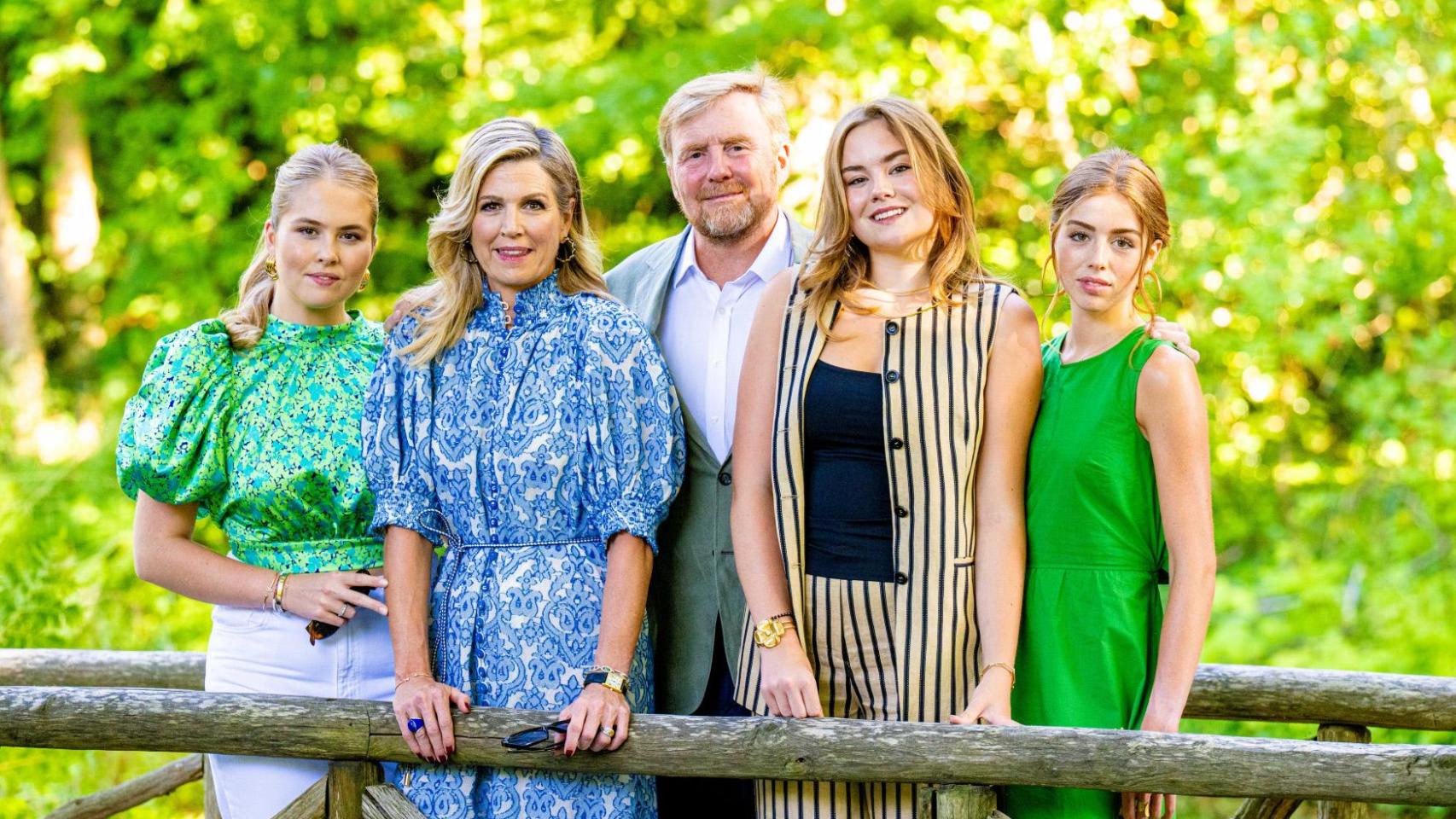 Los reyes Máxima y Guillermo, en el tradicional posado en los jardines del palacio Huis ten Bosch, en La Haya.