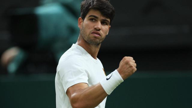 Alcaraz celebra un juego ante Rublev.