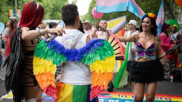 Varias personas celebran las fiestas del Orgullo LGTBI en Madrid.