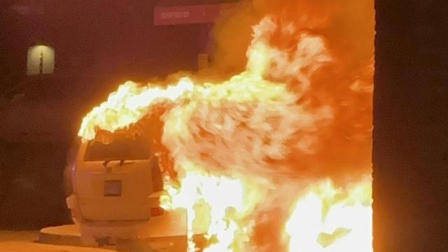 La camioneta en llamas que se estrelló contra un Domino's.