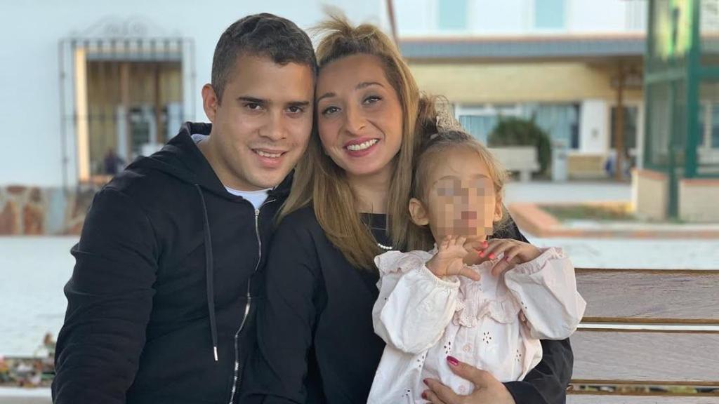 José Fernando y Michu posando junto a su hija.