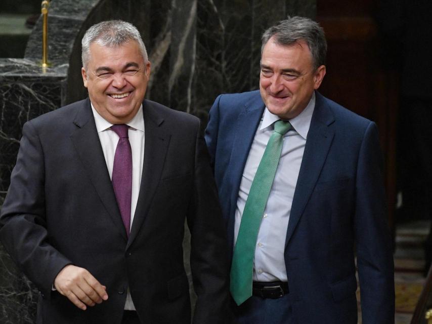 El exsecretario de Organización del PSOE, Santos Cerdán, junto al actual presidente del PNV, Aitor Esteban, en el Congreso de los Diputados.