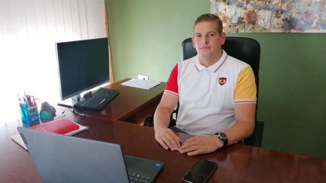 El alcalde de Gualdalcázar, Domingo Reina, en una imagen en su despacho.