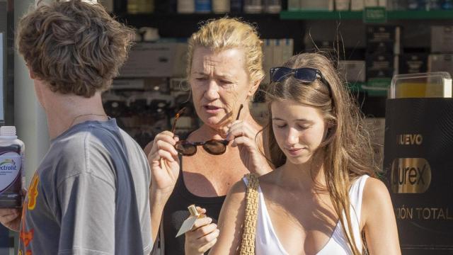 Ana Duato con su hija y el novio de ella en Ibiza.