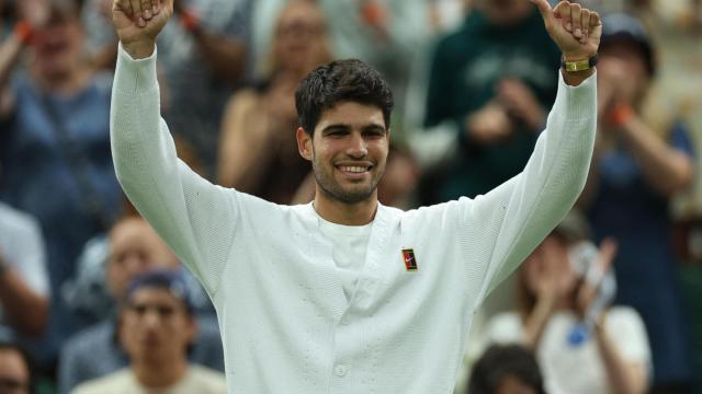 Carlos Alcaraz celebrando una de sus victorias en Wimbledon 2025