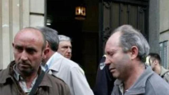 Vecinos y familiares, en la puerta del domiciliodonde ocurrieron los hechos, el 29 de abril de 2009.