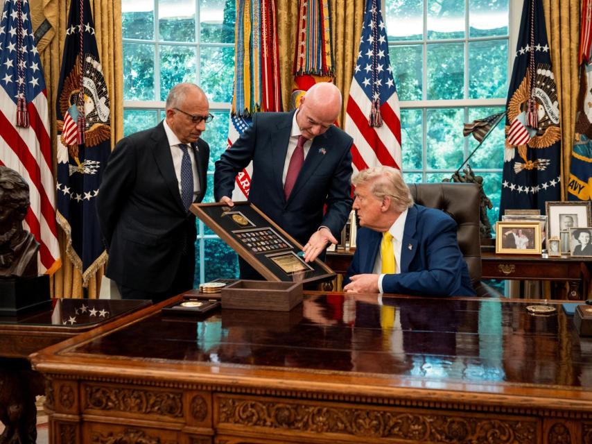 Donald Trump habla con el presidente de la FIFA, Gianni Infantino, durante una reunión con miembros del equipo Juventus de Turín en el Despacho Oval.