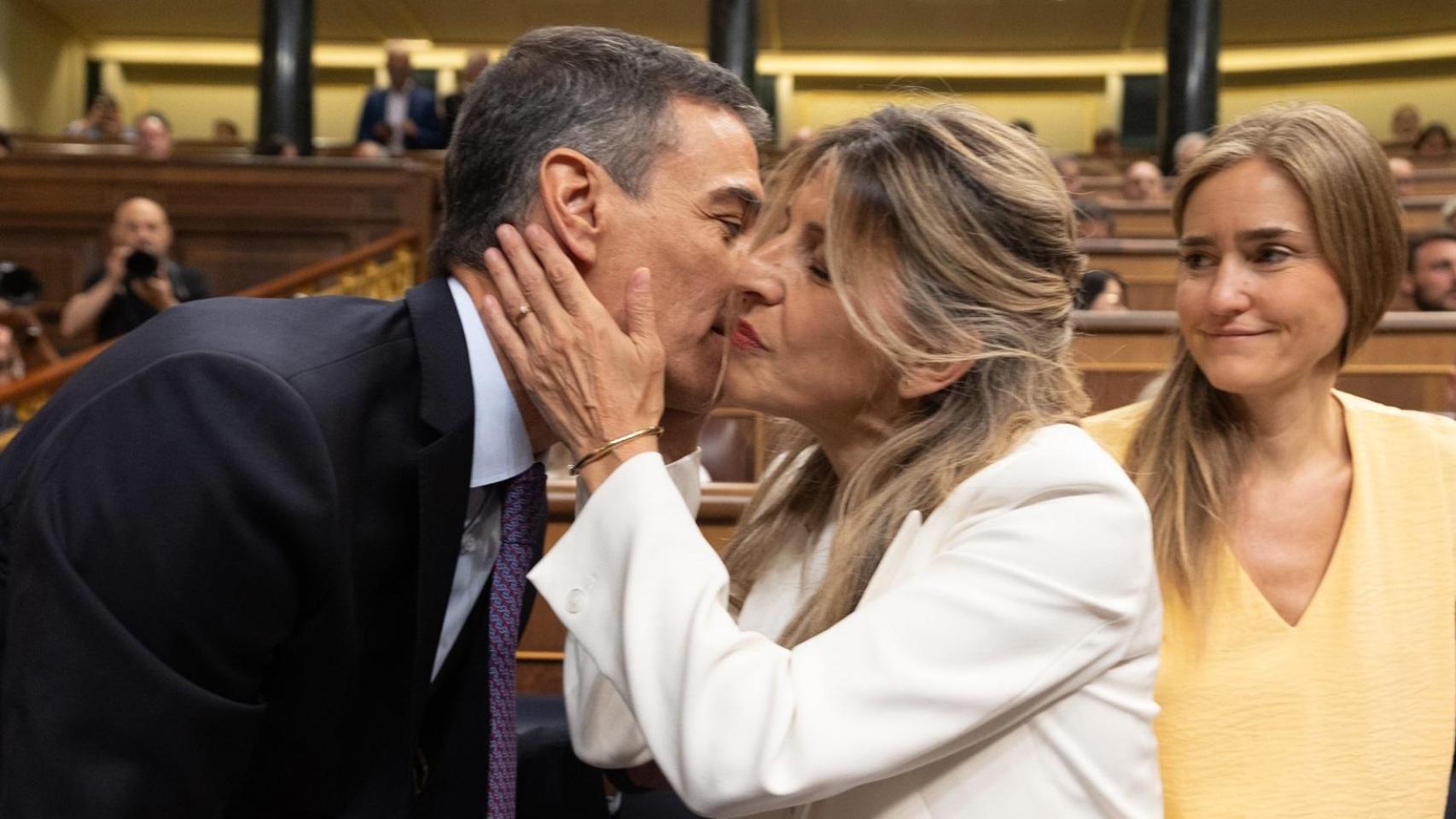 Pedro Sánchez besa a Yolanda Díaz, vicepresidenta y ministra de Trabajo, por la muerte de su padre, Suso Díaz.