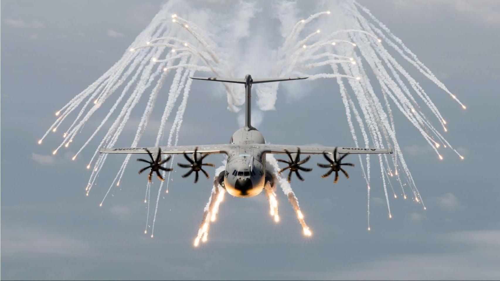 Airbus A400M lanzando bengalas