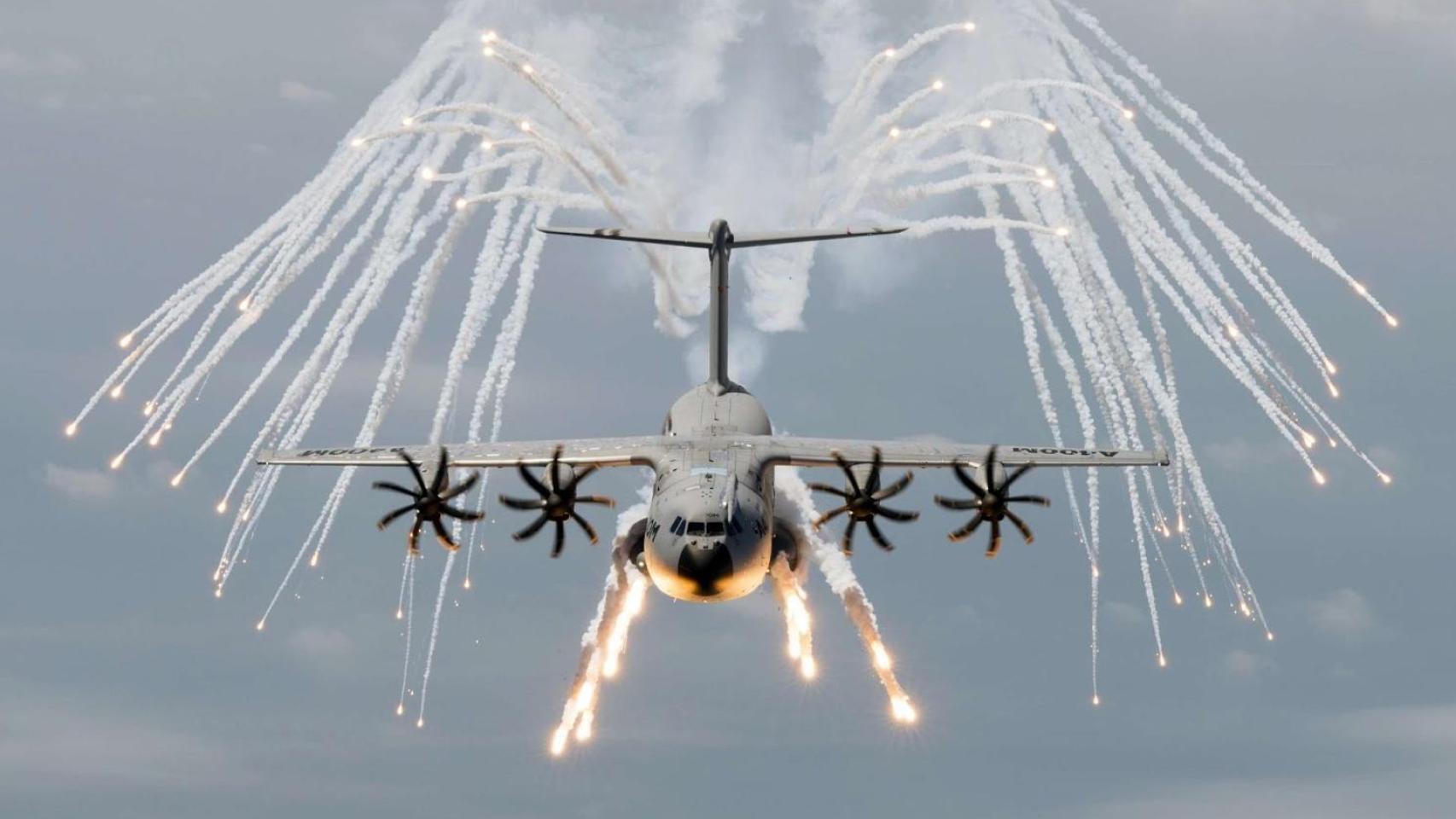 Airbus A400M lanzando bengalas