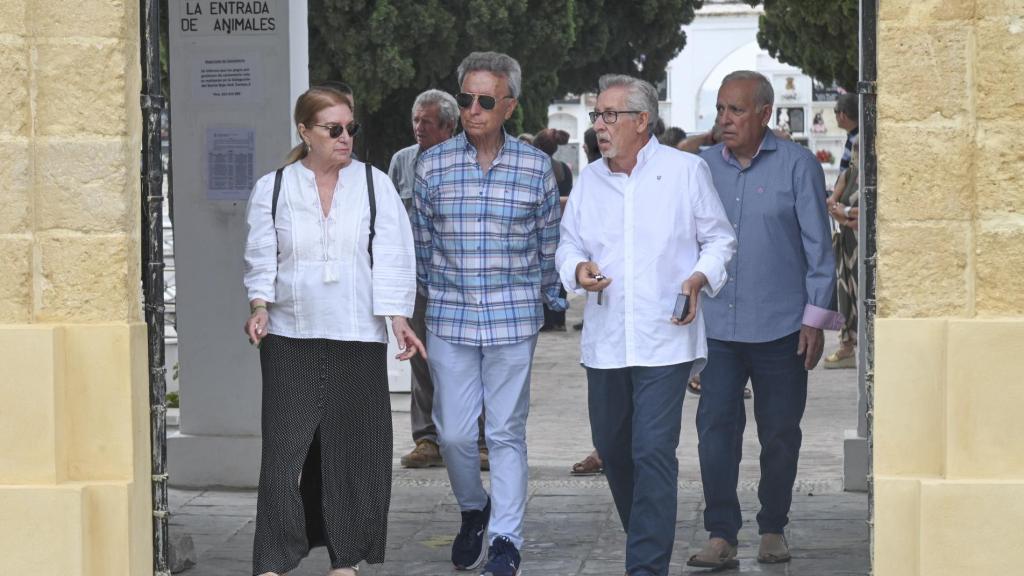 José Ortega Cano, en el cementerio de San Miguel de Arcos de la Frontera, en Cádiz, con sus hermanos -in Law, Gloria Mohedano y José Antonio.