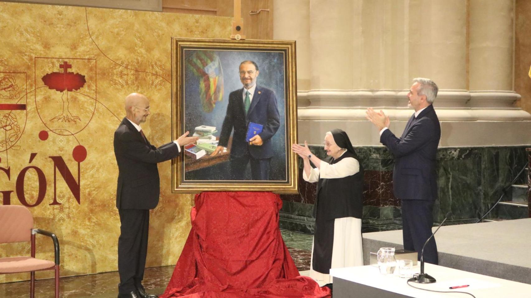 Javier Lambán, junto a su retrato