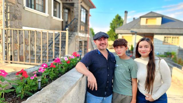 Una de las familias que se han mudado al rural gallego para empezar una nueva vida