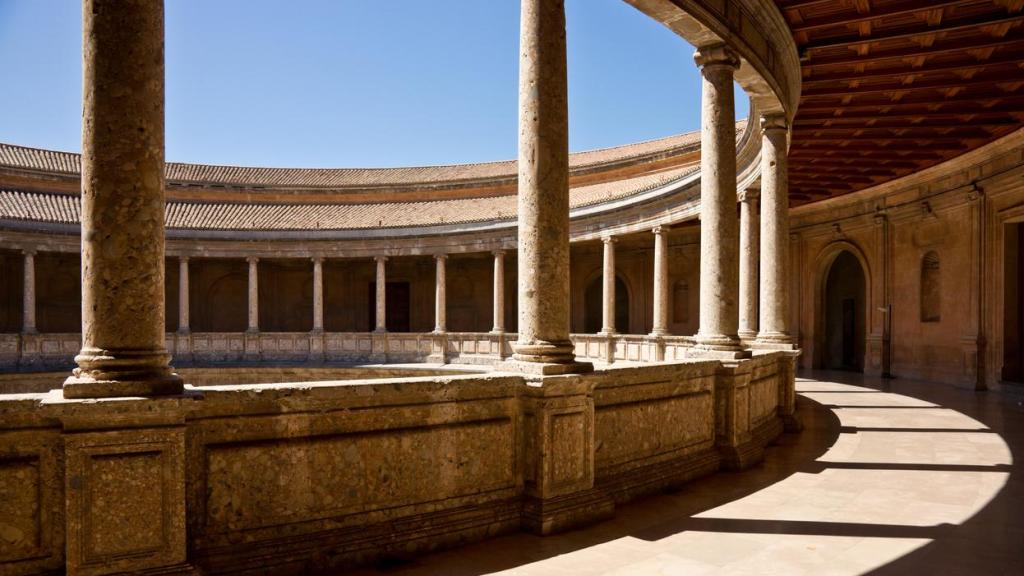 Patio superior del Palacio de Carlos V en La Alhambra granadina.