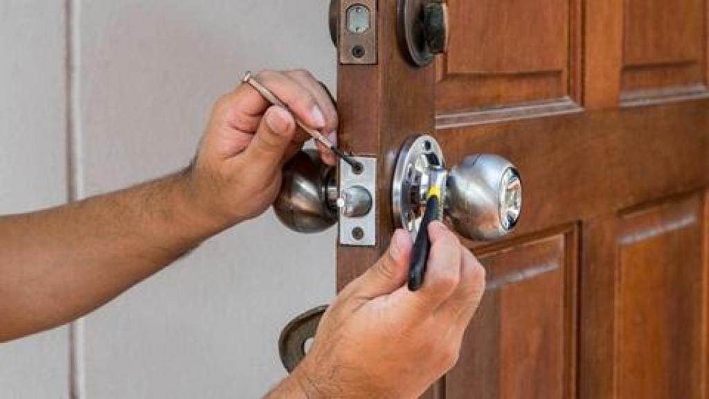 Un cerrajero cambiando un bombín.