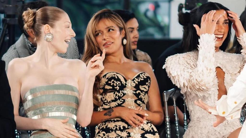 Karol G junto a Hunter Schafer y Dua Lipa en el desfile de Schiaparelli.