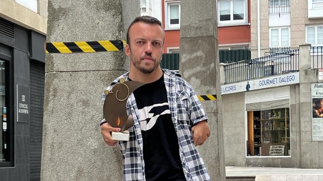 Alberto Seoane posa para Quincemil con el trofeo.
