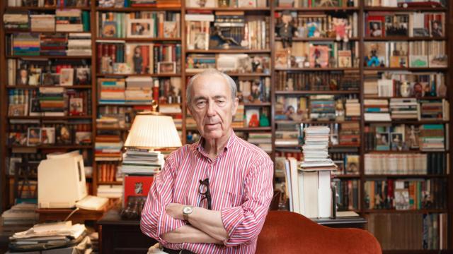 El poeta Luis Alberto de Cuenca nos recibe en su mágica biblioteca llena de historias y cachivaches para hablar de las mujeres de su vida.