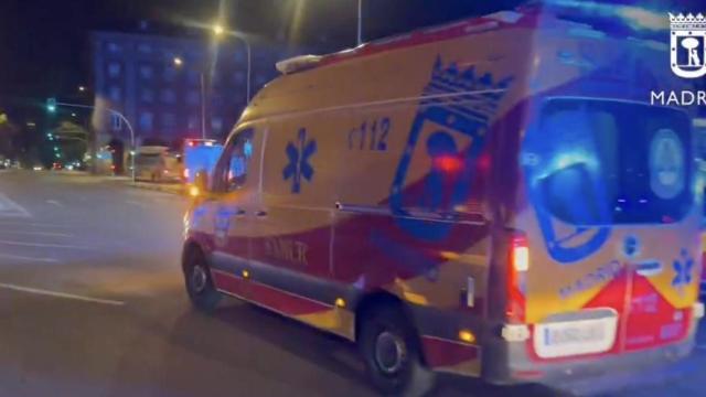 Una ambulancia del Samur en Moncloa.