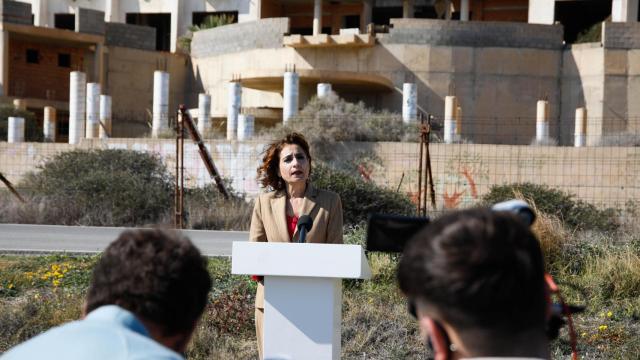 Montero, frente al Algarrobico, en febrero cuando prometió su derribo en cinco meses.