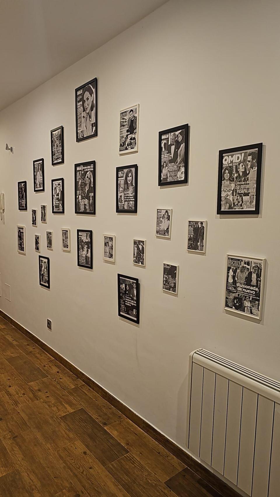 Una de las paredes de la casa de Raúl García con varias de sus exclusivas.