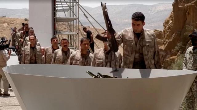 Militantes del PKK entregan y destruyen sus armas en una ceremonia simbólica en el norte de Irak.
