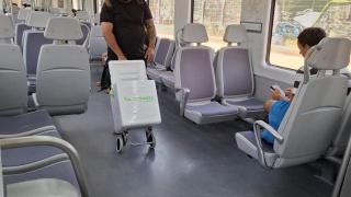 Vendedor ambulante de agua y refrescos en los trenes de Renfe en el mes de julio de 2025.