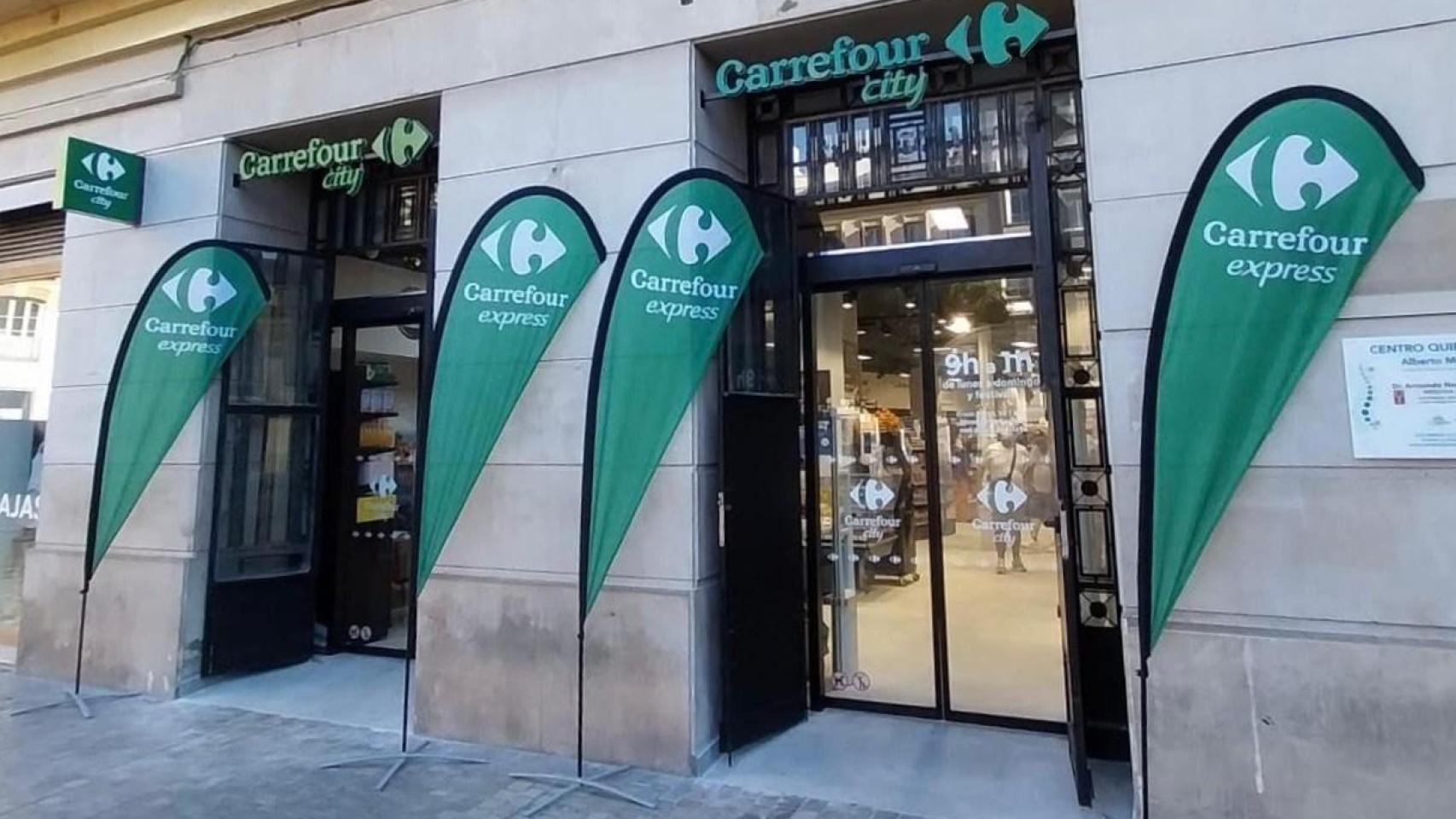 Exterior del supermercado Carrefour en la Plaza de la Constitución de Málaga.