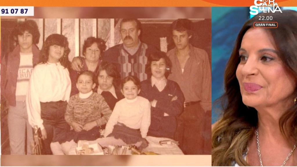 Sonia Monroy en 'Y ahora, Sonsoles' junto a una foto familiar.