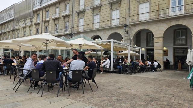 Terraza de la QR Tapería, un gastrobar con comida de casa.