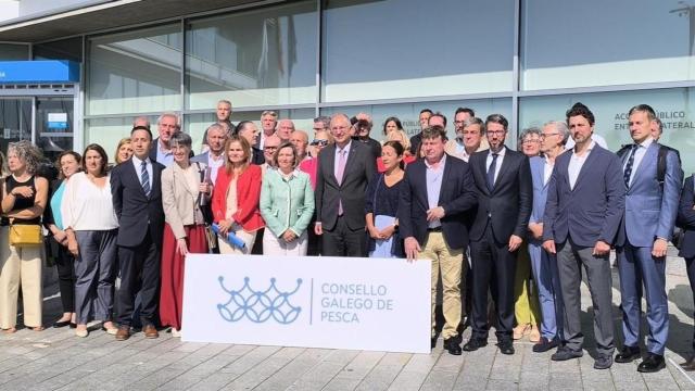 El comisario europeo de Pesca y Océanos, Costas Kadis, con la conselleira do Mar, Marta Villaverde; la secretaria general de Pesca, Isabel Artime; y miembros del Consello Galego de Pesca, tras una reunión en Vigo a 11 de julio de 2025.