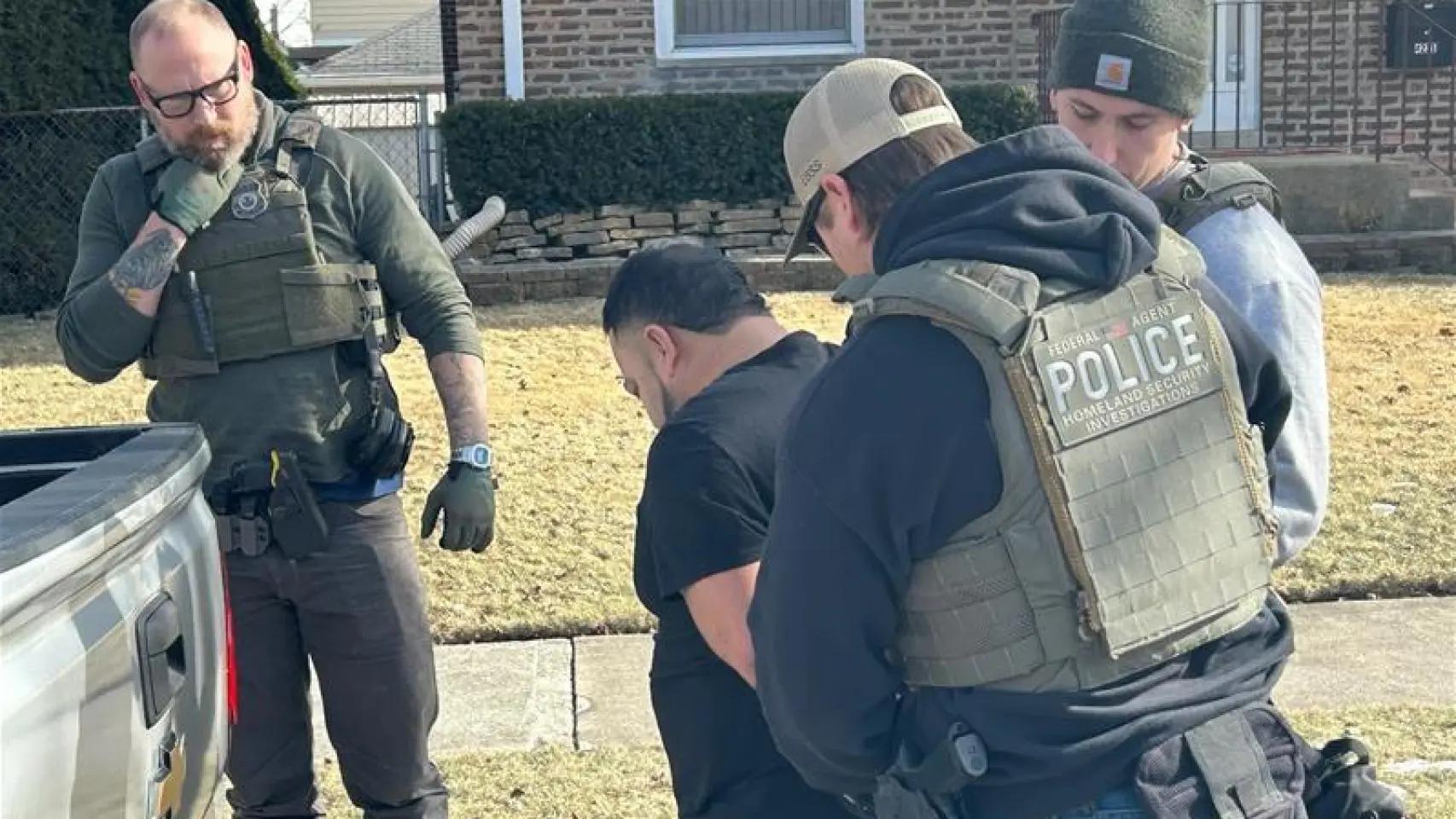 Agentes del ICE deteniendo a un hombre de origen hispanoamericano el 26 de enero de 2025.