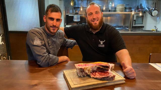 David y Diego, responsables de Asador A Vaquiña.