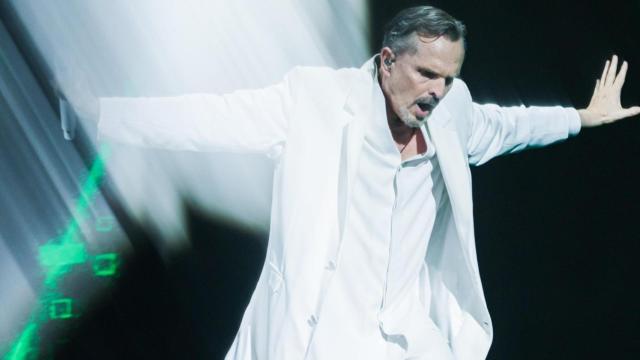 Miguel Bosé entrega todo al público de A Coruña en un enérgico concierto en el Coliseum