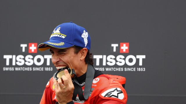 Marc Márquez celebra su victoria en la carrera al sprint, en el circuito alemán de Sachsenring.