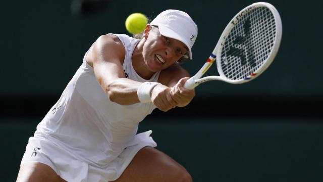 Iga Swiatek ejecuta un revés en la final de Wimbledon 2025.