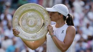 Iga Swiatek besa el trofeo de Wimbledon tras proclamarse campeona.