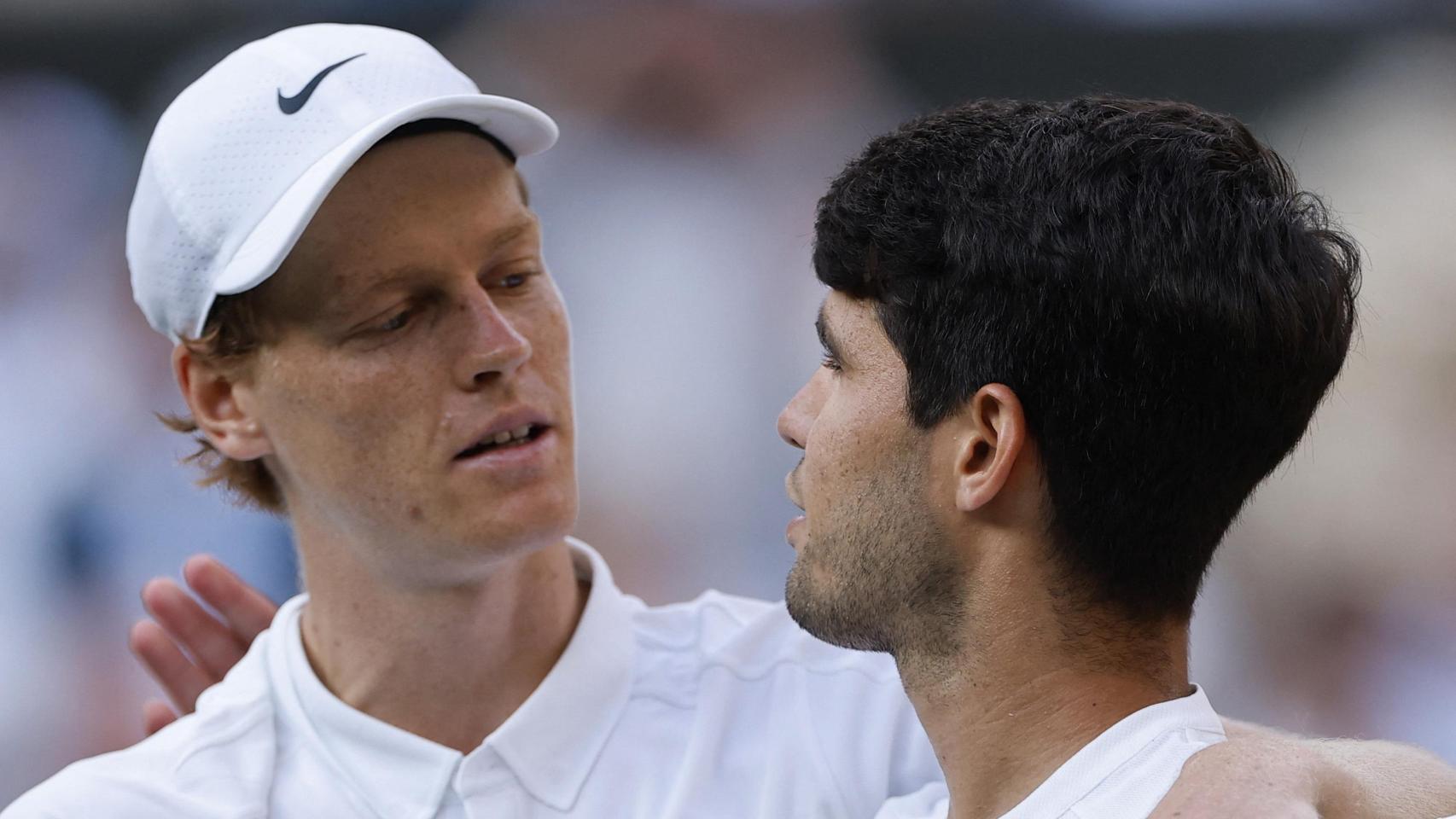Sinner y Alcaraz se felicitan tras la final de Wimbledon.