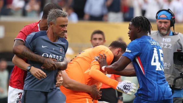 Luis Enrique, sujetado tras su empujón a Joao Pedro en el Mundial de Clubes