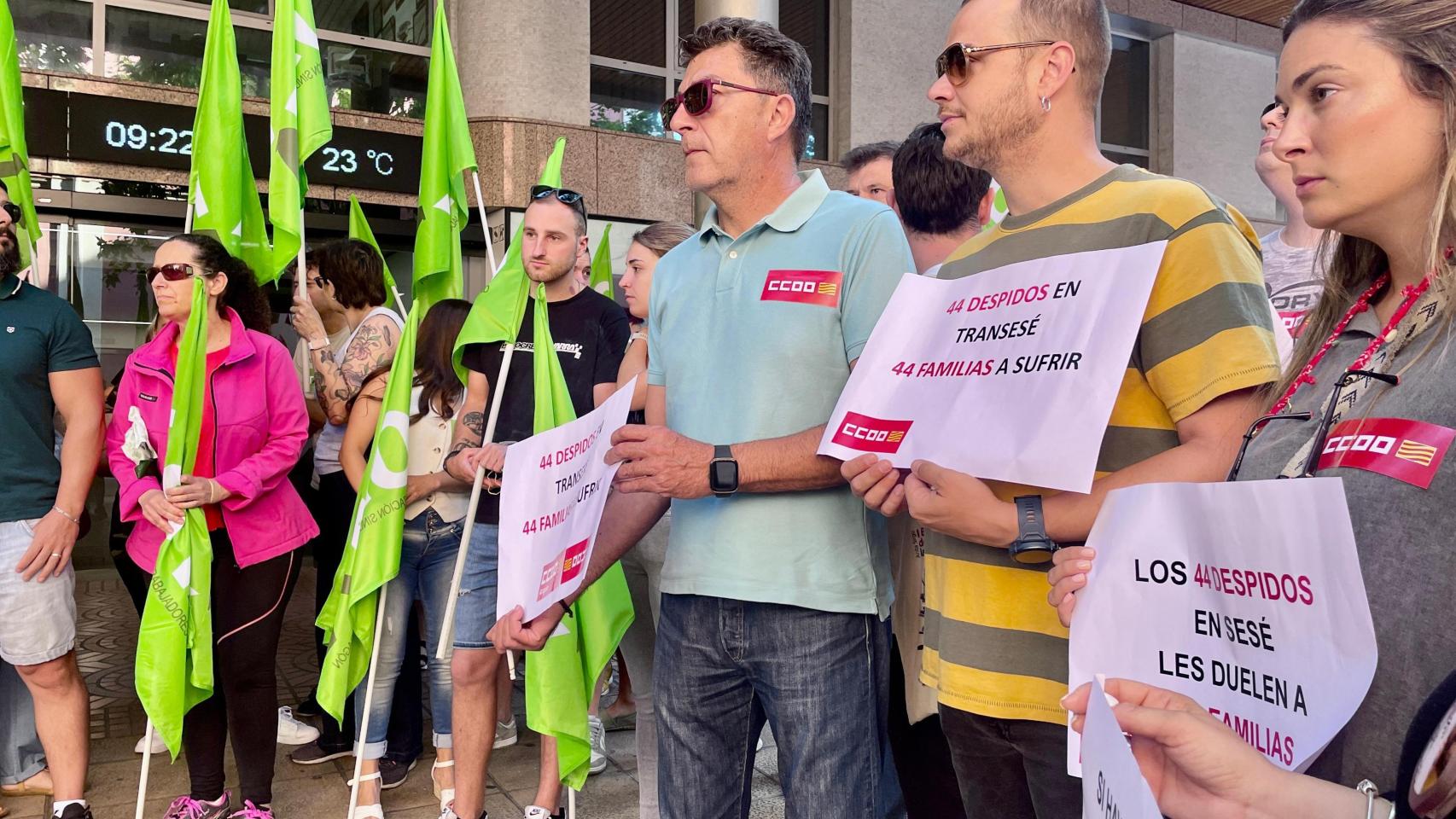 Concentración de trabajadores a las puertas del SAMA