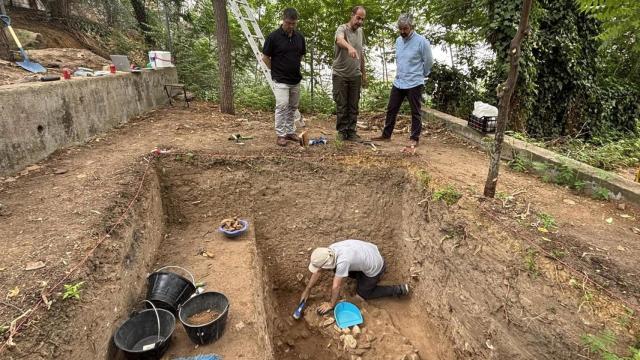 (De izquierda a derecha) Delegado de Cultura; Victoriano Cancelo; director arqueólogo de la actividad, Jacobo Vázquez; y alcalde de Coria del Río, Modesto González