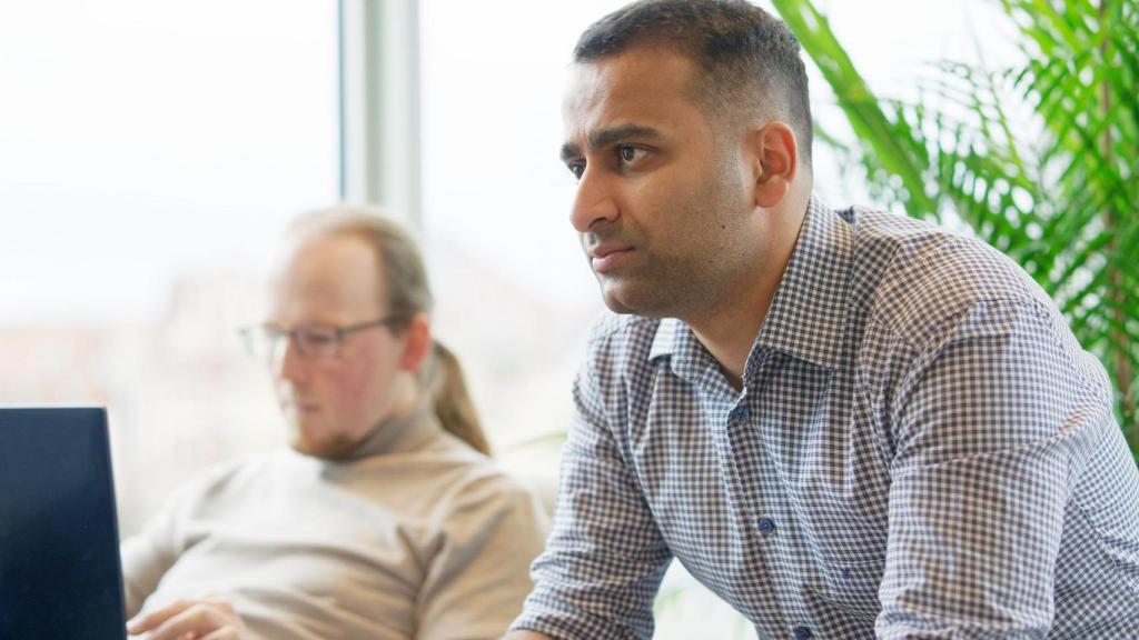 El CEO y cofundador de Labplus, Siddharth Agrawal (en primer plano), junto al CTO y cofundador de la startup, Jakub Górowski (al fondo).