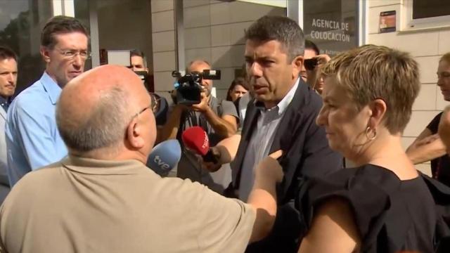 Carlos Mazón en el debate con un trabajador del polígono de Alaquàs. RTVE