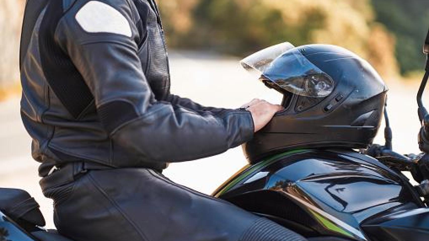 Imagen de un motorista estacionado.