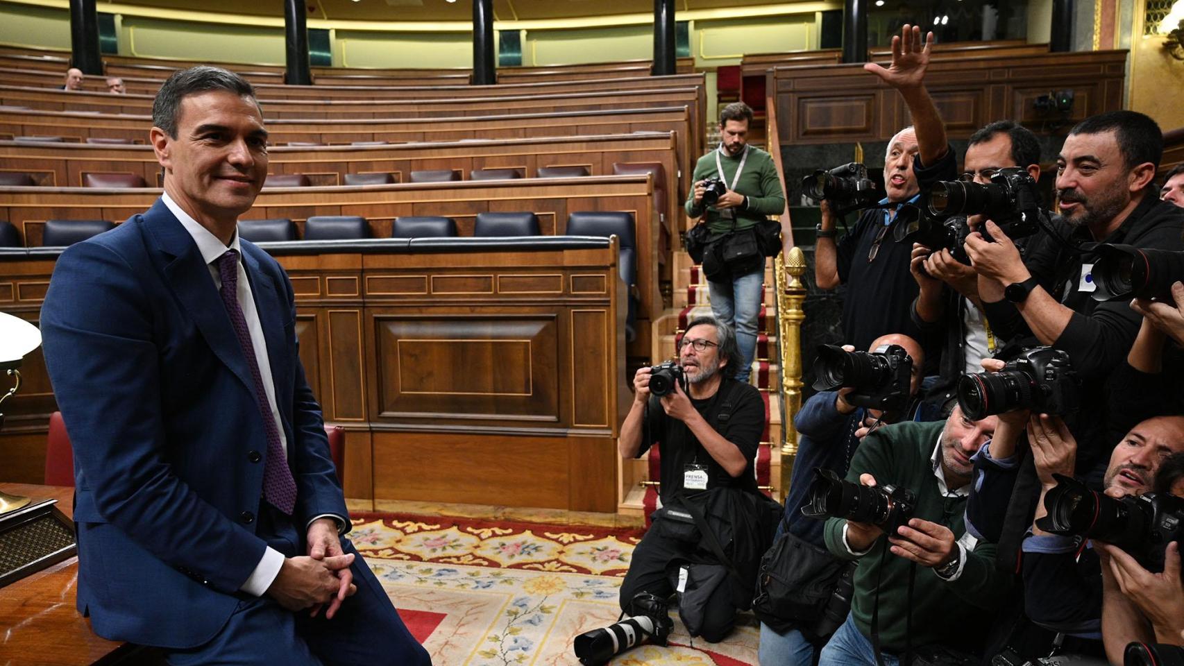 Los fotógrafos del Congreso de los Diputados inmortalizan al flamante presidente Pedro Sánchez, tras la compra de su investidura el 16 de noviembre de 2023.