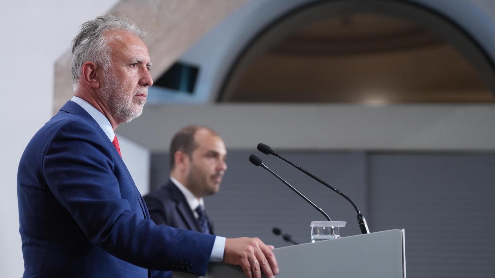 El Consejero de la Presidencia catalán, Albert Dalmau Miranda, y el ministro de Política Territorial y Memoria Democrática de España, Ángel Víctor Torres, este lunes en la rueda de prensa en el Palau de la Generalitat tras el acuerdo para la financiación singular de Cataluña.