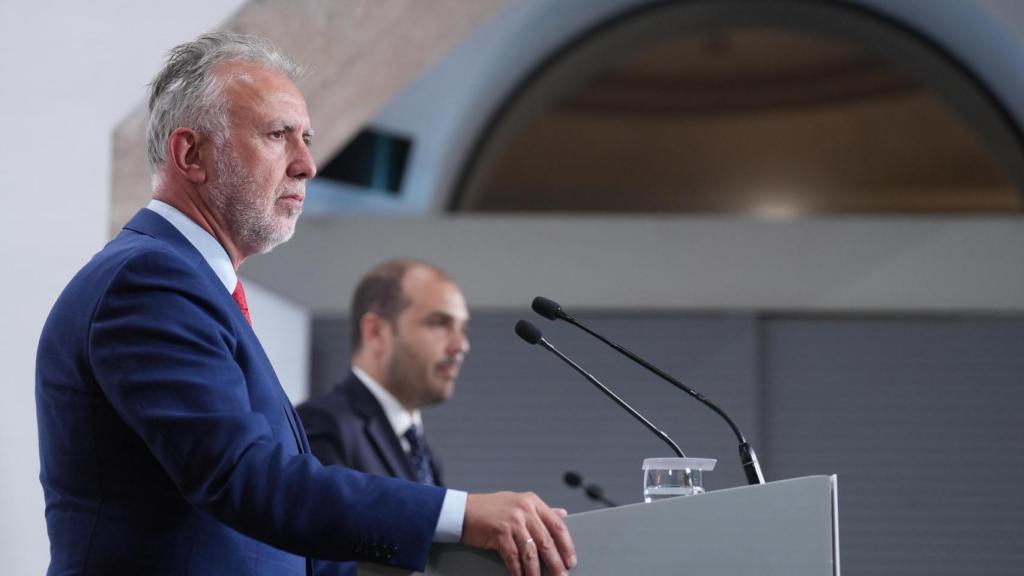 El Consejero de la Presidencia catalán, Albert Dalmau Miranda, y el ministro de Política Territorial y Memoria Democrática de España, Ángel Víctor Torres, este lunes en la rueda de prensa en el Palau de la Generalitat tras el acuerdo para la financiación singular de Cataluña.