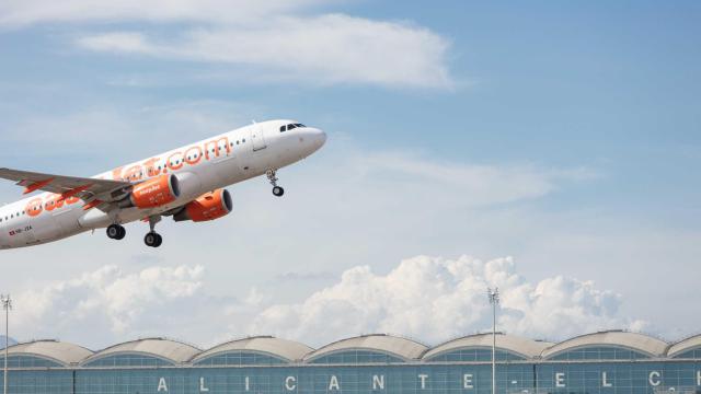 Uno de los aviones de EasyJet despegando del aeropuerto Miguel Hernández.